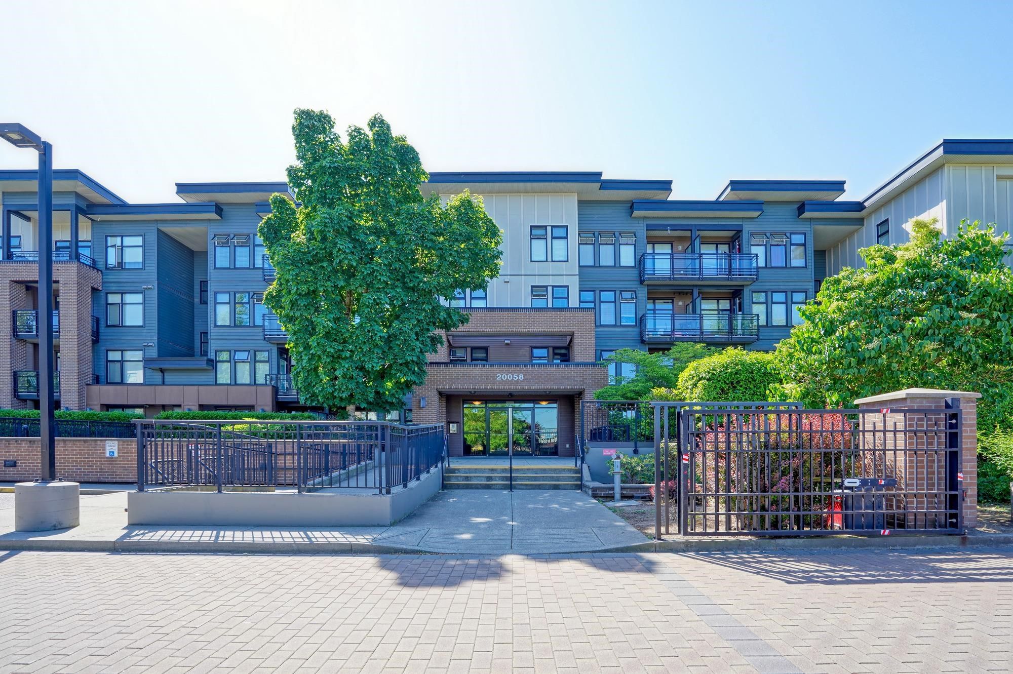 Main Photo: 214 20058 FRASER Highway in Langley: Langley City Condo for sale in "VARSITY" : MLS®# R2782901