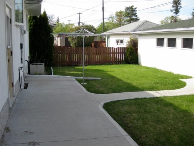 Photo 2: Photos: 429 Roberta Avenue in WINNIPEG: East Kildonan Residential for sale (North East Winnipeg)  : MLS®# 1008702