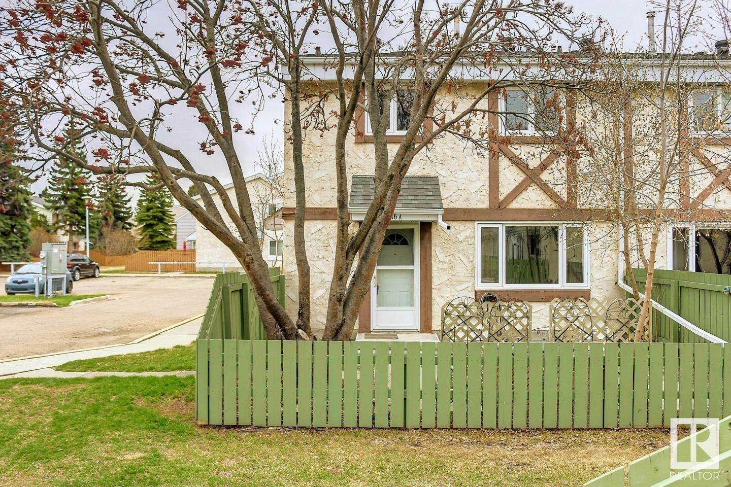 Main Photo: 16A CALLINGWOOD Court in Edmonton: Zone 20 Townhouse for sale : MLS®# E4292578