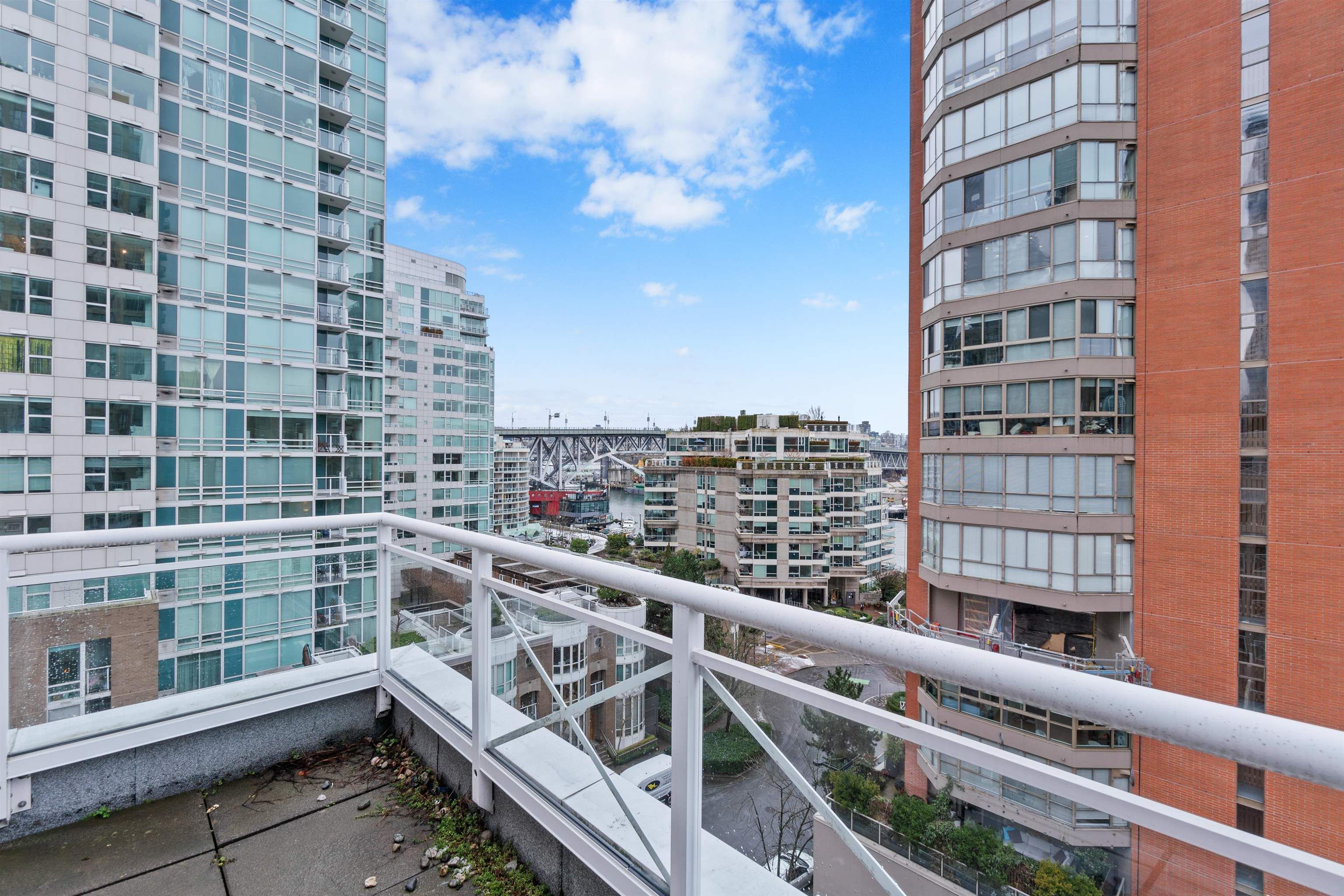 Main Photo: 803 910 BEACH Avenue in Vancouver: Yaletown Condo for sale in "The Meridian" (Vancouver West)  : MLS®# R2641855