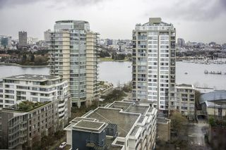 Photo 2: 2001 1201 MARINASIDE Crescent in Vancouver: Yaletown Condo for sale in "Peninsula" (Vancouver West)  : MLS®# R2144210