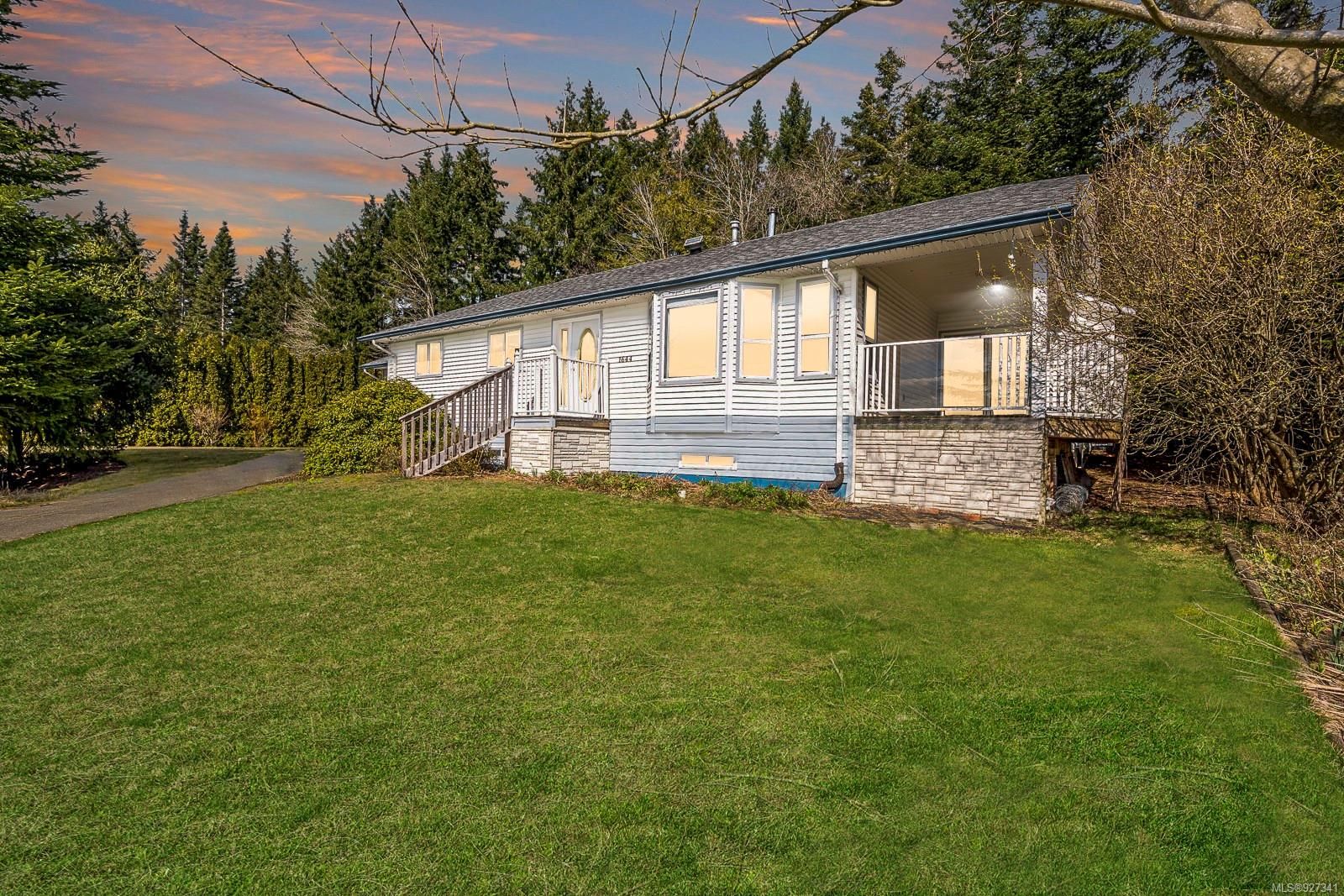 Main Photo: 1644 Pintail Pl in Courtenay: CV Courtenay East House for sale (Comox Valley)  : MLS®# 927341