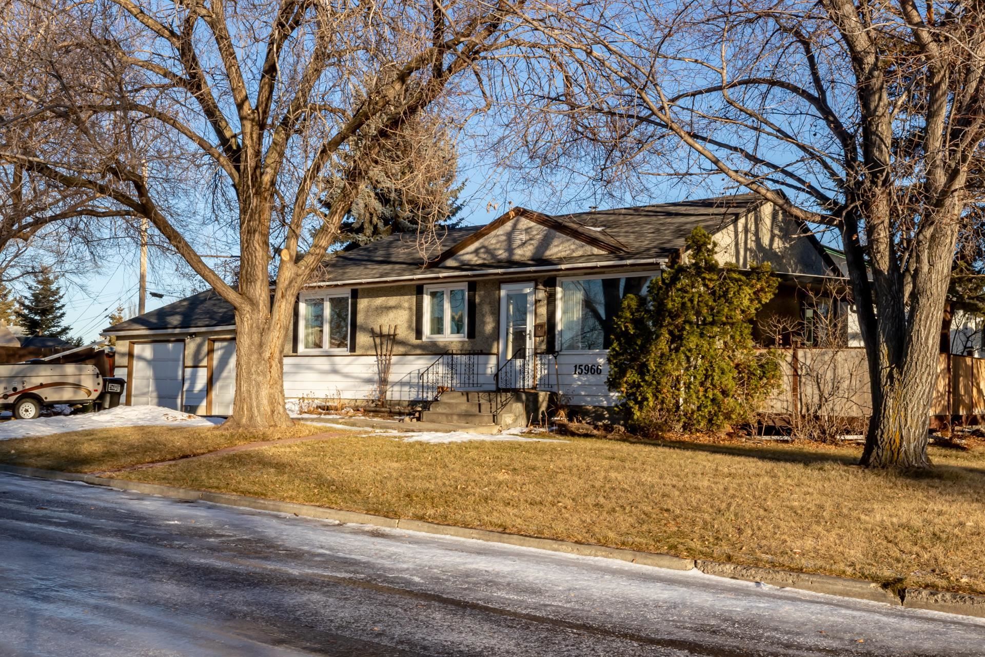 Main Photo: 15966 105 Avenue in Edmonton: Zone 21 House for sale : MLS®# E4271638