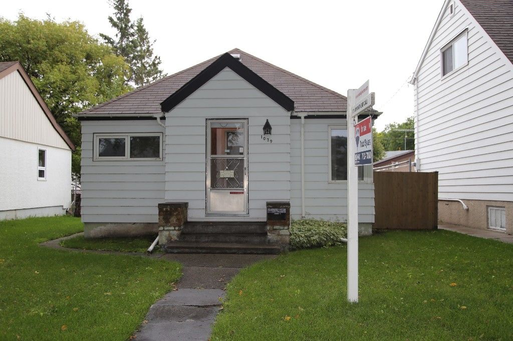 Photo 1: Photos: 1079 Spruce Street in Winnipeg: West End Single Family Detached for sale (West Winnipeg)  : MLS®# 1422123