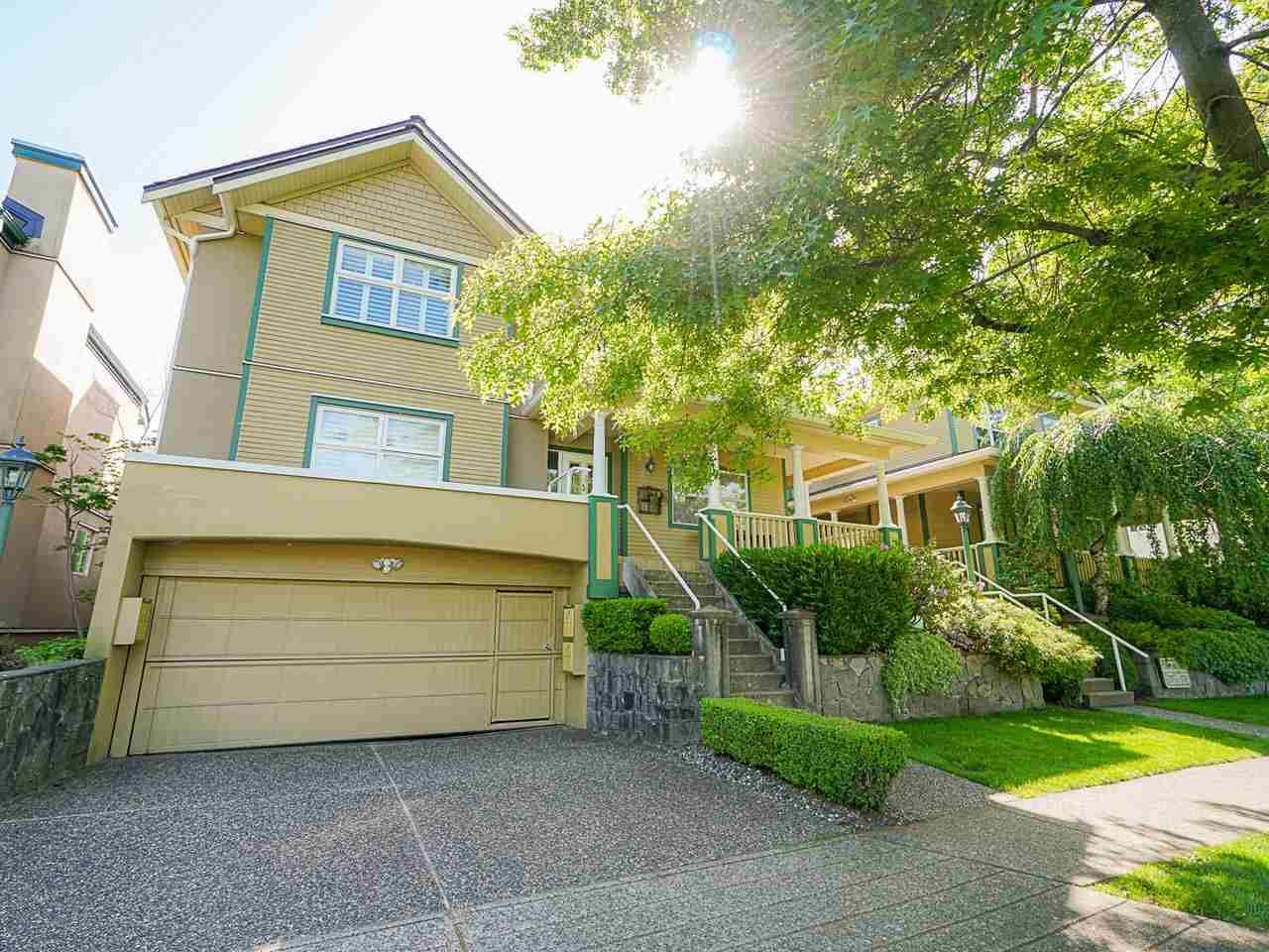 Main Photo: 4 235 E KEITH Road in North Vancouver: Lower Lonsdale Townhouse for sale in "Carriage Hill" : MLS®# R2471169