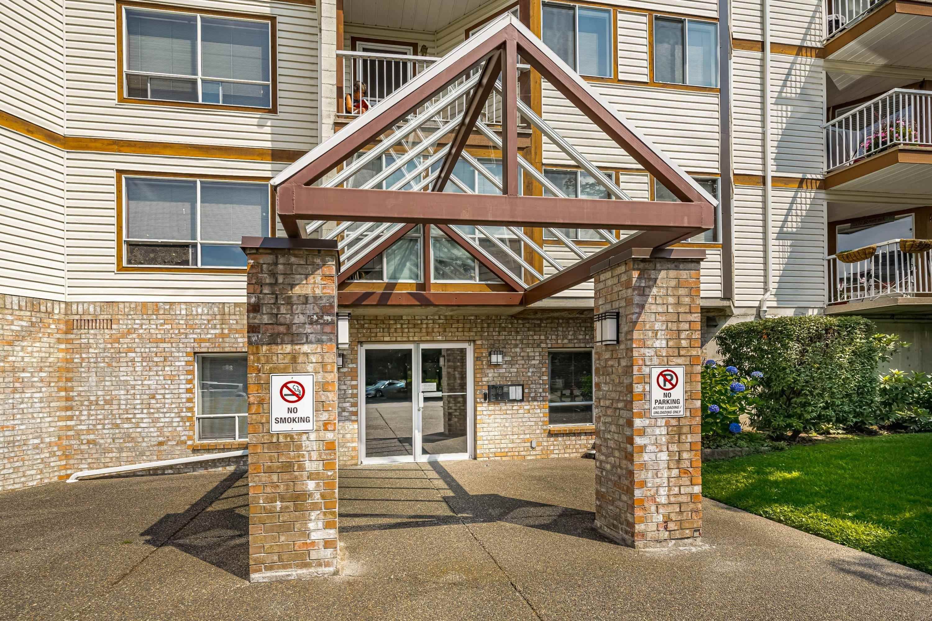 Main Photo: 313 5710 201 Street in Langley: Langley City Condo for sale in "White Oaks" : MLS®# R2698526