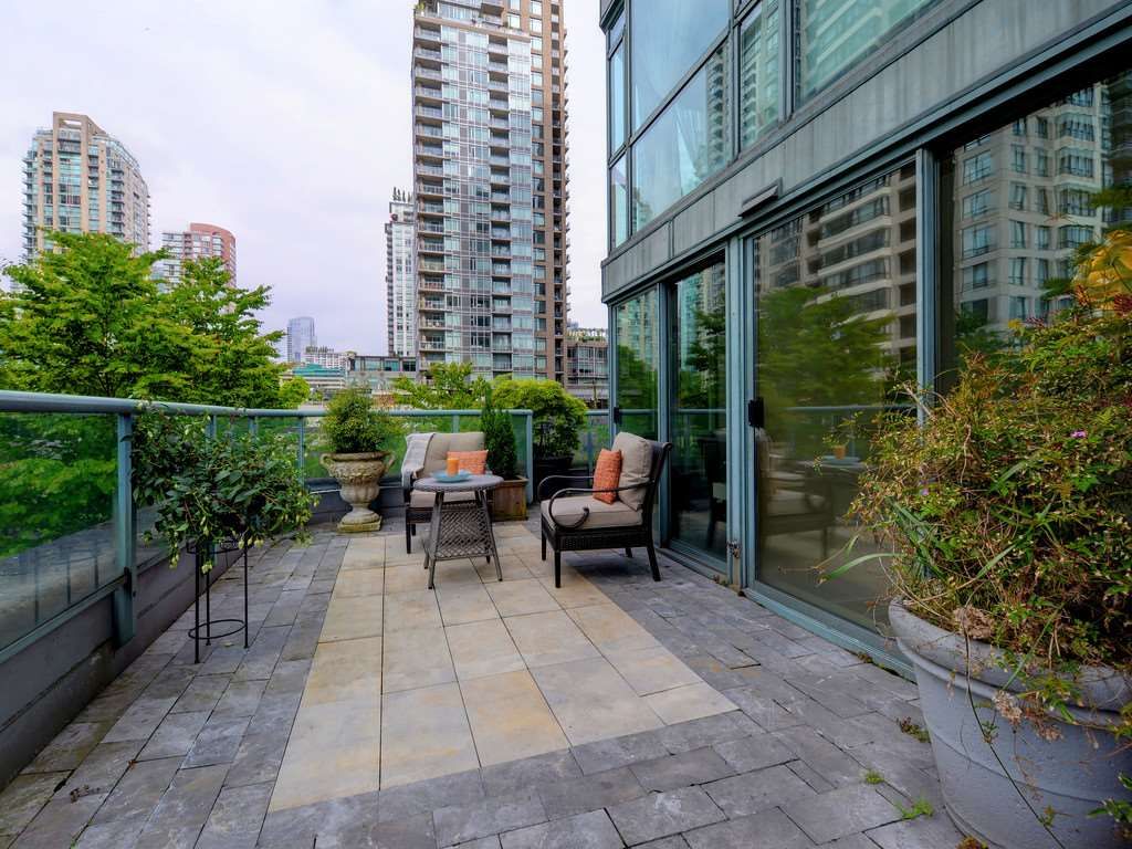 Photo 12: Photos: 203 888 HAMILTON Street in Vancouver: Downtown VW Condo for sale in "ROSEDALE GARDENS" (Vancouver West)  : MLS®# R2169872