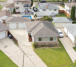Photo 2: 454 Stalker Bay in Winnipeg: North Kildonan Residential for sale (3F)  : MLS®# 202223392