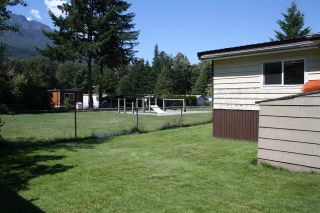 Photo 2: 6 40157 GOVERNMENT Road in Squamish: Garibaldi Estates Manufactured Home for sale in "SPIRAL TRAILER COURT" : MLS®# R2095975