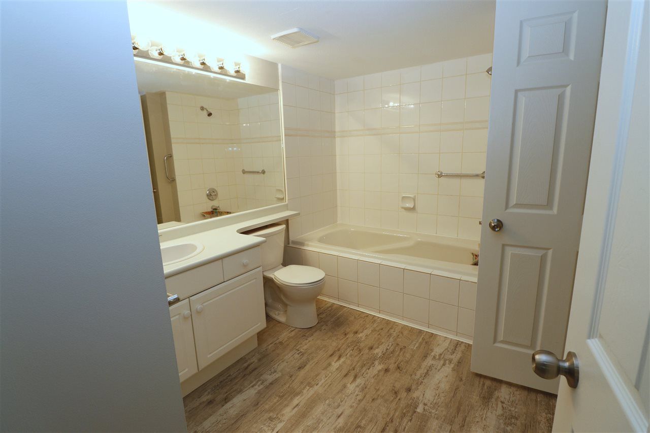 Photo 13: Photos: 205 20125 55A Avenue in Langley: Langley City Condo for sale in "BLACKBERRY LANE II" : MLS®# R2490033