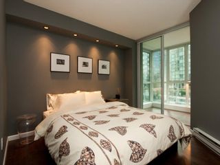 Photo 3: 606 588 BROUGHTON Street in Vancouver: Coal Harbour Condo for sale in "HARBOURSIDE PARK" (Vancouver West)  : MLS®# V929712