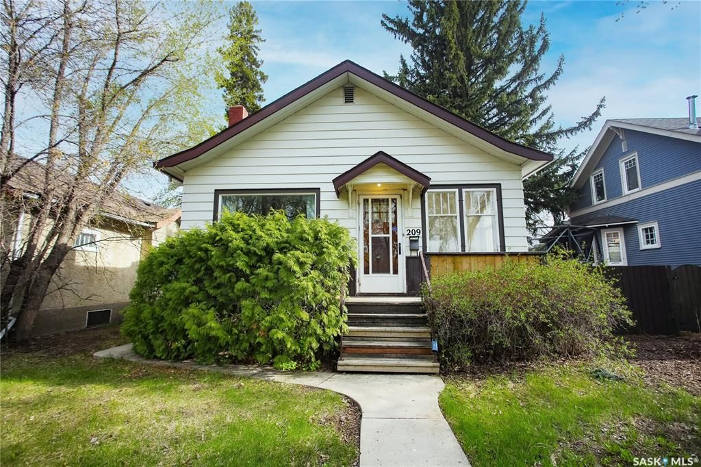 Main Photo: 209 31st Street West in Saskatoon: Caswell Hill Residential for sale : MLS®# SK895098