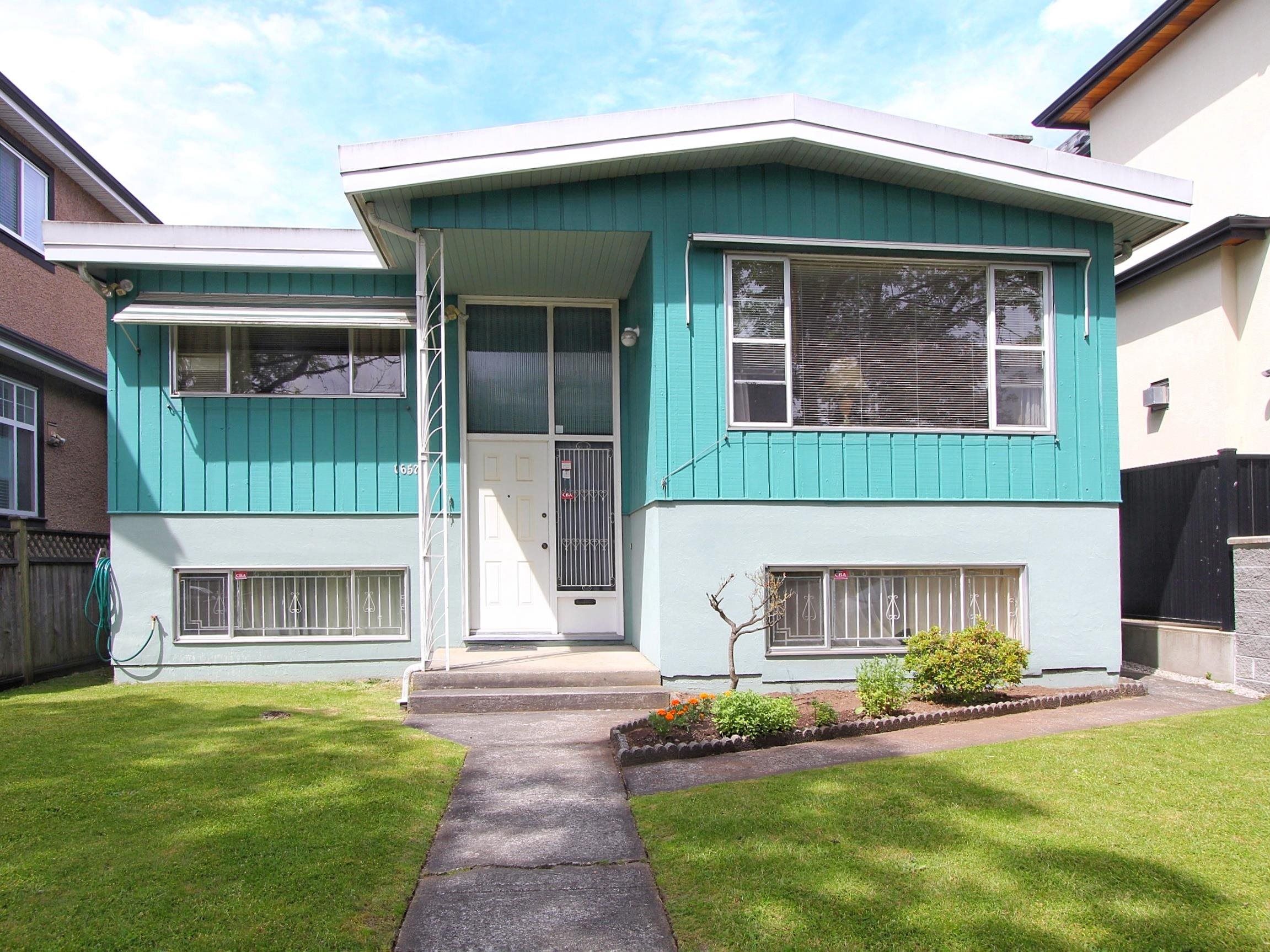 Main Photo: 1657 E 59TH Avenue in Vancouver: Fraserview VE House for sale (Vancouver East)  : MLS®# R2702163