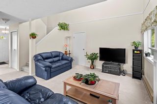Photo 4: 2581 Cook St in Victoria: Vi Oaklands Half Duplex for sale : MLS®# 930938