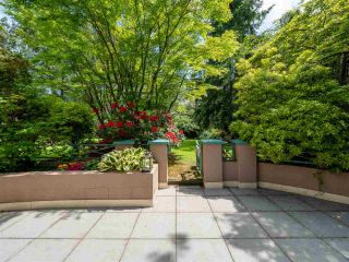 Photo 2: 348 TAYLOR Way in West Vancouver: Park Royal Townhouse for sale in "THE WESTROYAL" : MLS®# R2373517