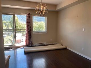 Photo 3: 406 38142 CLEVELAND Avenue in Squamish: Downtown SQ Condo for sale in "CLEVELAND COURTYARD" : MLS®# R2581310