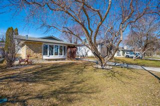 Photo 3: 23 Southmoor Road in Winnipeg: Niakwa Place Residential for sale (2H)  : MLS®# 202209158