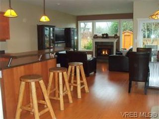 Photo 5: 2520 Cedar Hill Rd in VICTORIA: Vi Oaklands Half Duplex for sale (Victoria)  : MLS®# 557755
