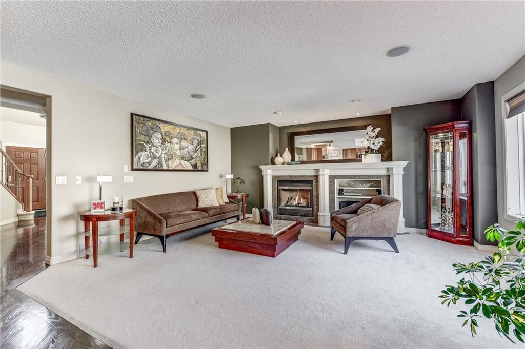 Photo 6: Photos: 16 CRESTMONT Drive SW in Calgary: Crestmont House for sale : MLS®# C4177584