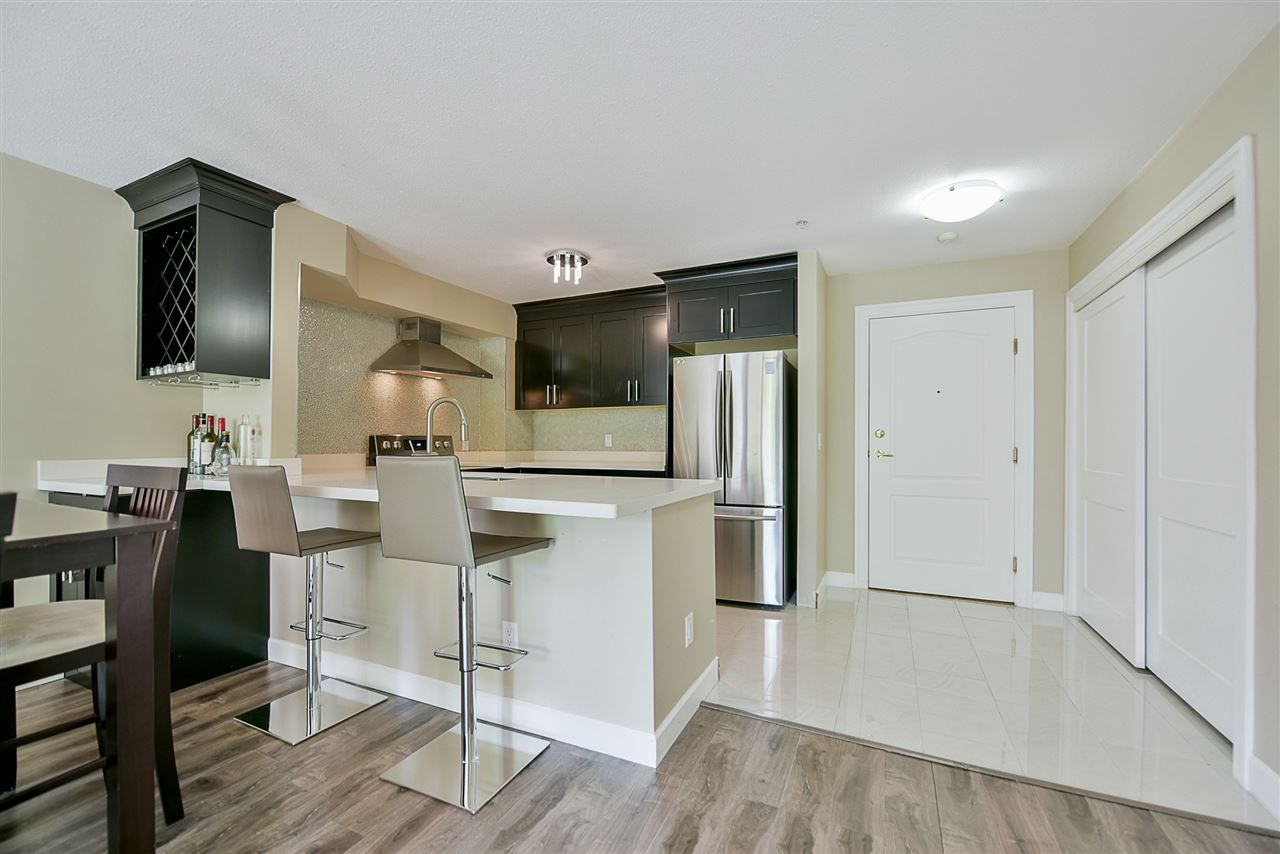 Photo 5: Photos: 206 20268 54 Avenue in Langley: Langley City Condo for sale in "BRIGHTON PLACE" : MLS®# R2190927