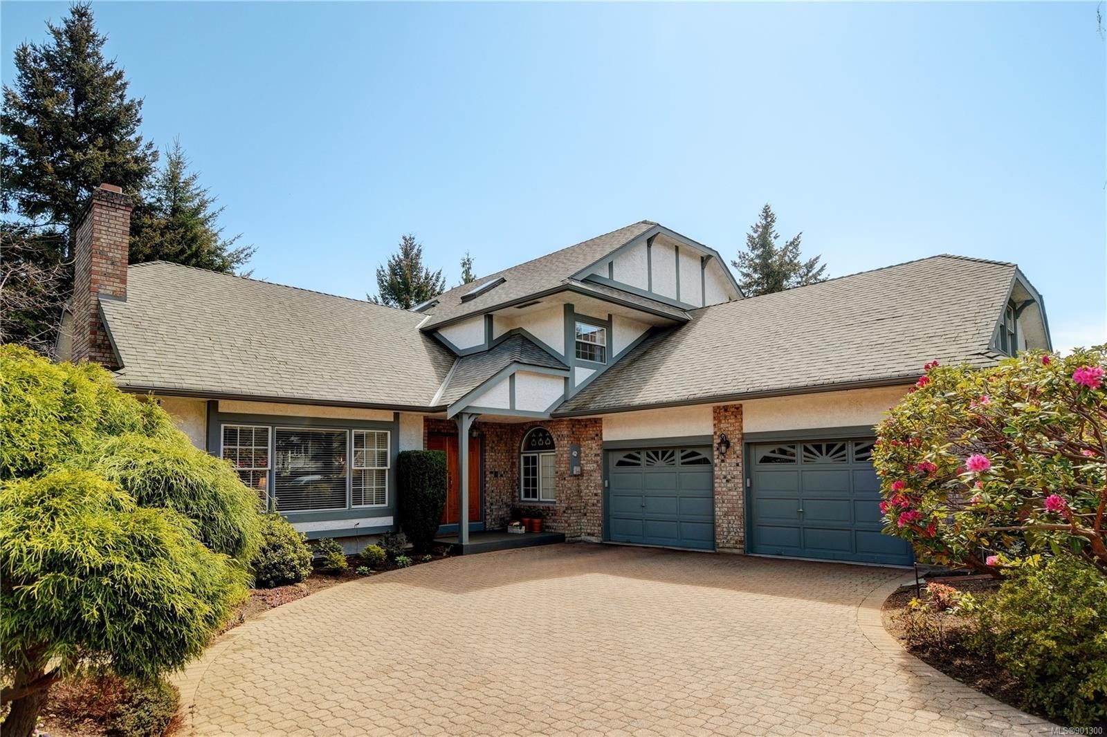 Main Photo: 3913 Gibson Crt in Saanich: SE Ten Mile Point House for sale (Saanich East)  : MLS®# 901300