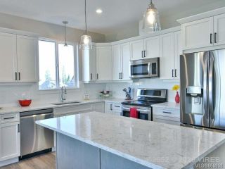 Photo 2: 686 Bronwyn Pl in Campbell River: CR Campbell River West House for sale : MLS®# 860808