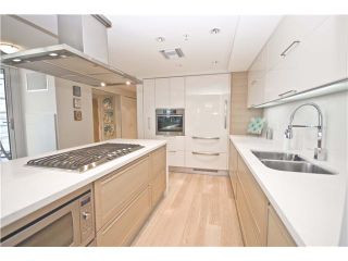 Photo 3: 806 8 SMITHE MEWS in Vancouver: False Creek North Condo for sale in "FLAGSHIP" (Vancouver West)  : MLS®# V854832