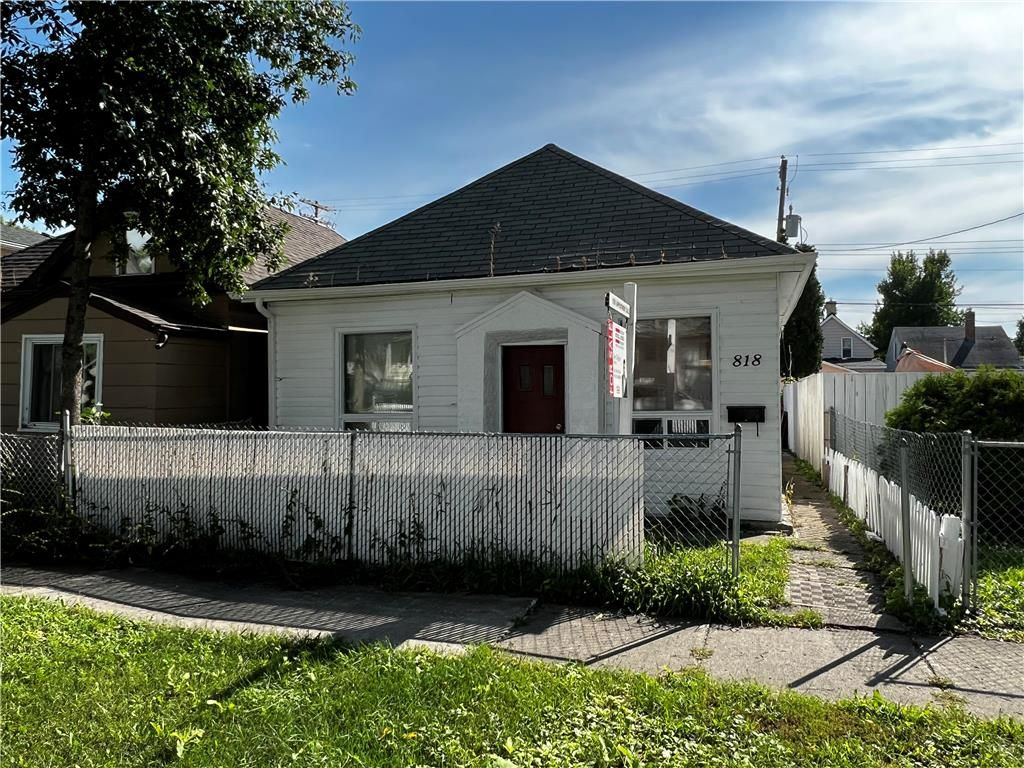 Main Photo: 818 Boyd Avenue in Winnipeg: North End Residential for sale (4B)  : MLS®# 202226288