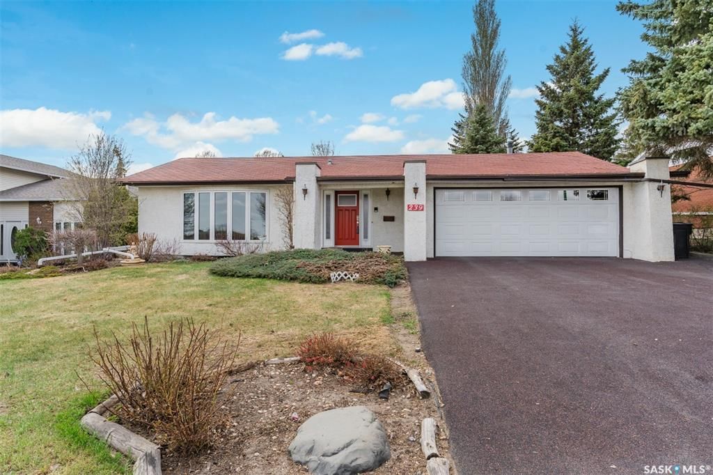 Main Photo: 239 Whiteswan Drive in Saskatoon: Lawson Heights Residential for sale : MLS®# SK852555