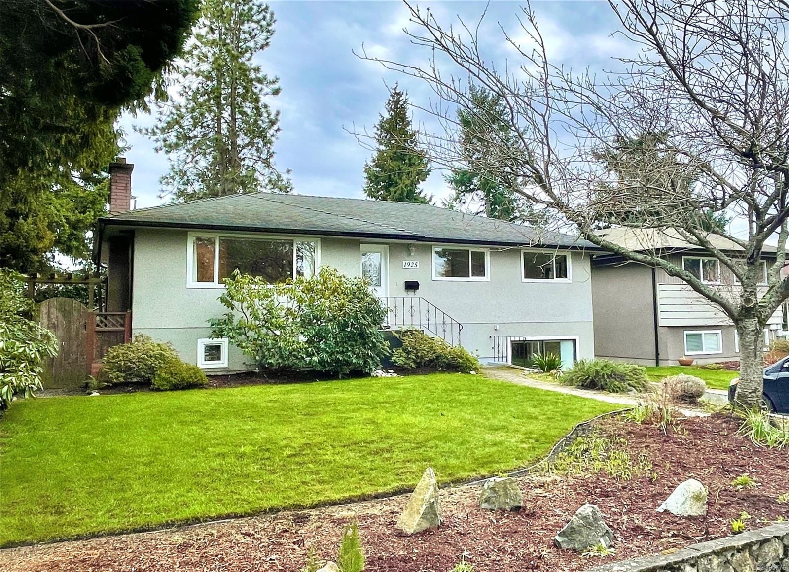 Main Photo: 1925 Townley St in Saanich: SE Camosun House for sale (Saanich East)  : MLS®# 895776