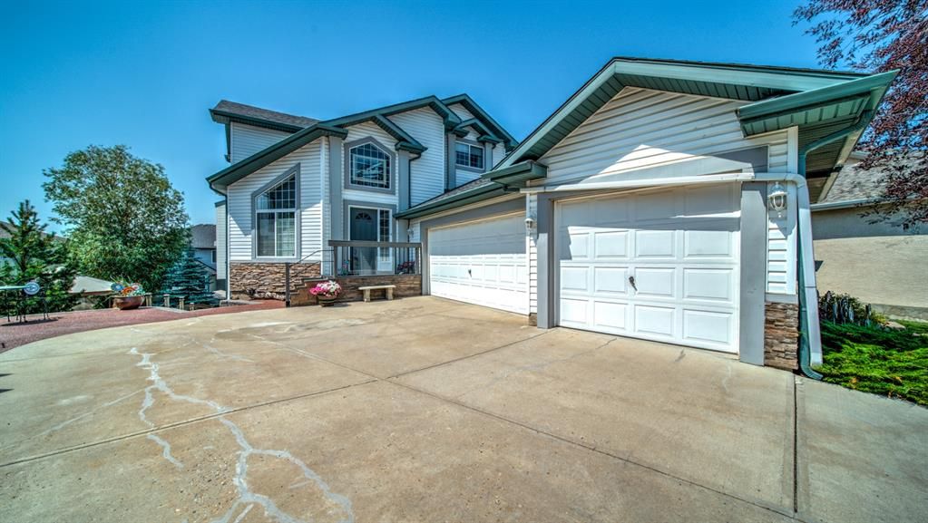 Main Photo: 121 Cove Point: Chestermere Detached for sale : MLS®# A1131912