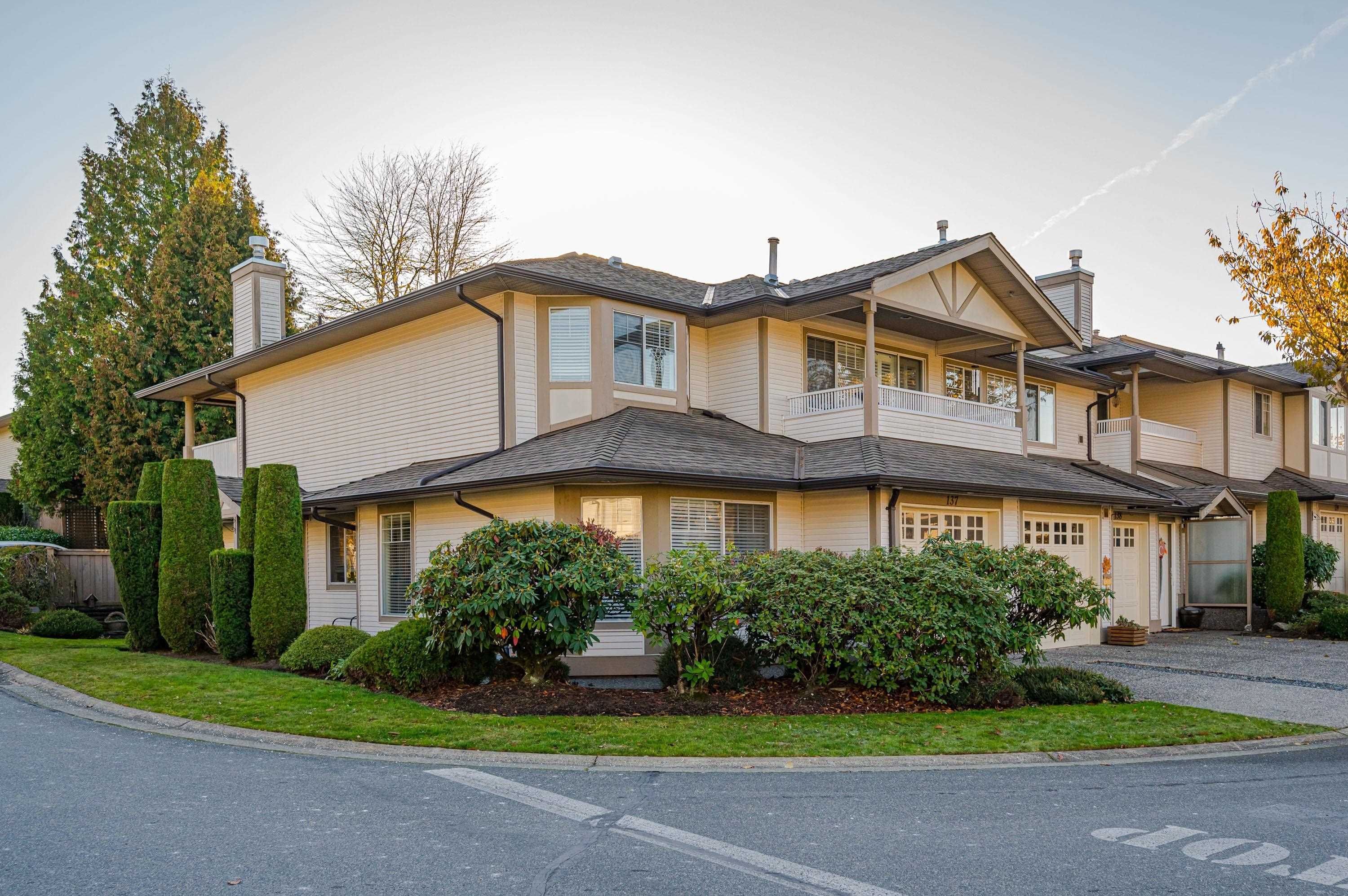 Main Photo: 137 20391 96 Avenue in Langley: Walnut Grove Townhouse for sale in "Chelsea Green" : MLS®# R2738825