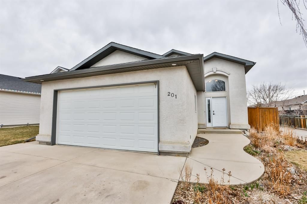Main Photo: 201 Chilcotin Road W in Lethbridge: House for sale : MLS®# A1205072