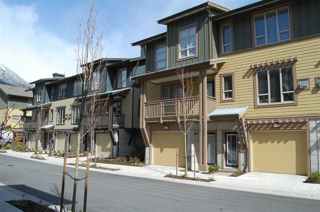Main Photo: 1263 STONEMOUNT PLACE in Squamish: Downtown SQ Townhouse for sale : MLS®# R2049208
