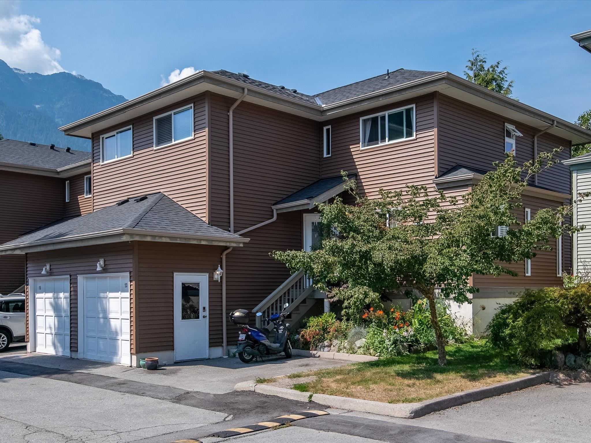 Main Photo: 13 41449 GOVERNMENT Road in Squamish: Brackendale Townhouse for sale in "Emerald Place" : MLS®# R2717149