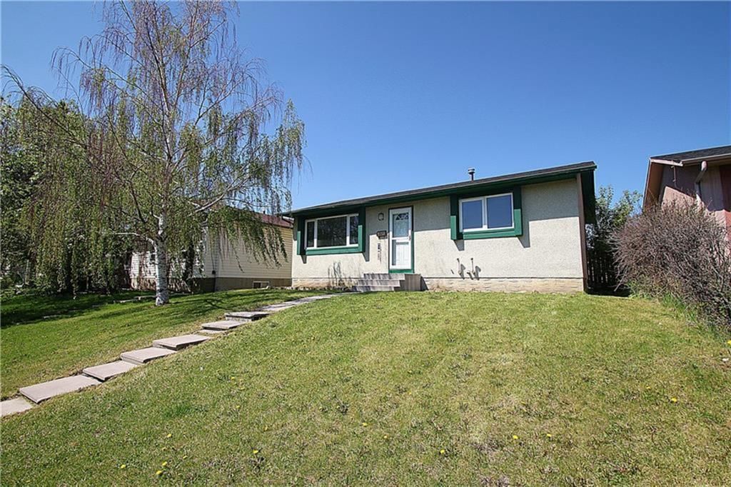 Main Photo: 804 Pinecliff Drive NE in Calgary: Pineridge Detached for sale : MLS®# A1187788
