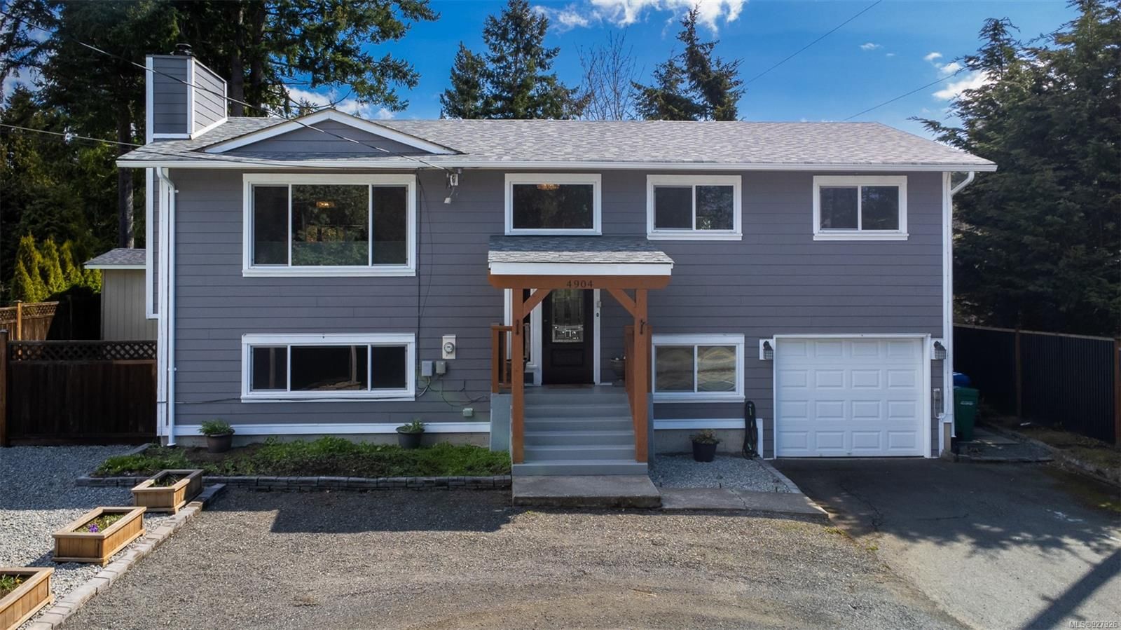Main Photo: 4904 Rutherford Rd in Nanaimo: Na Uplands House for sale : MLS®# 927926