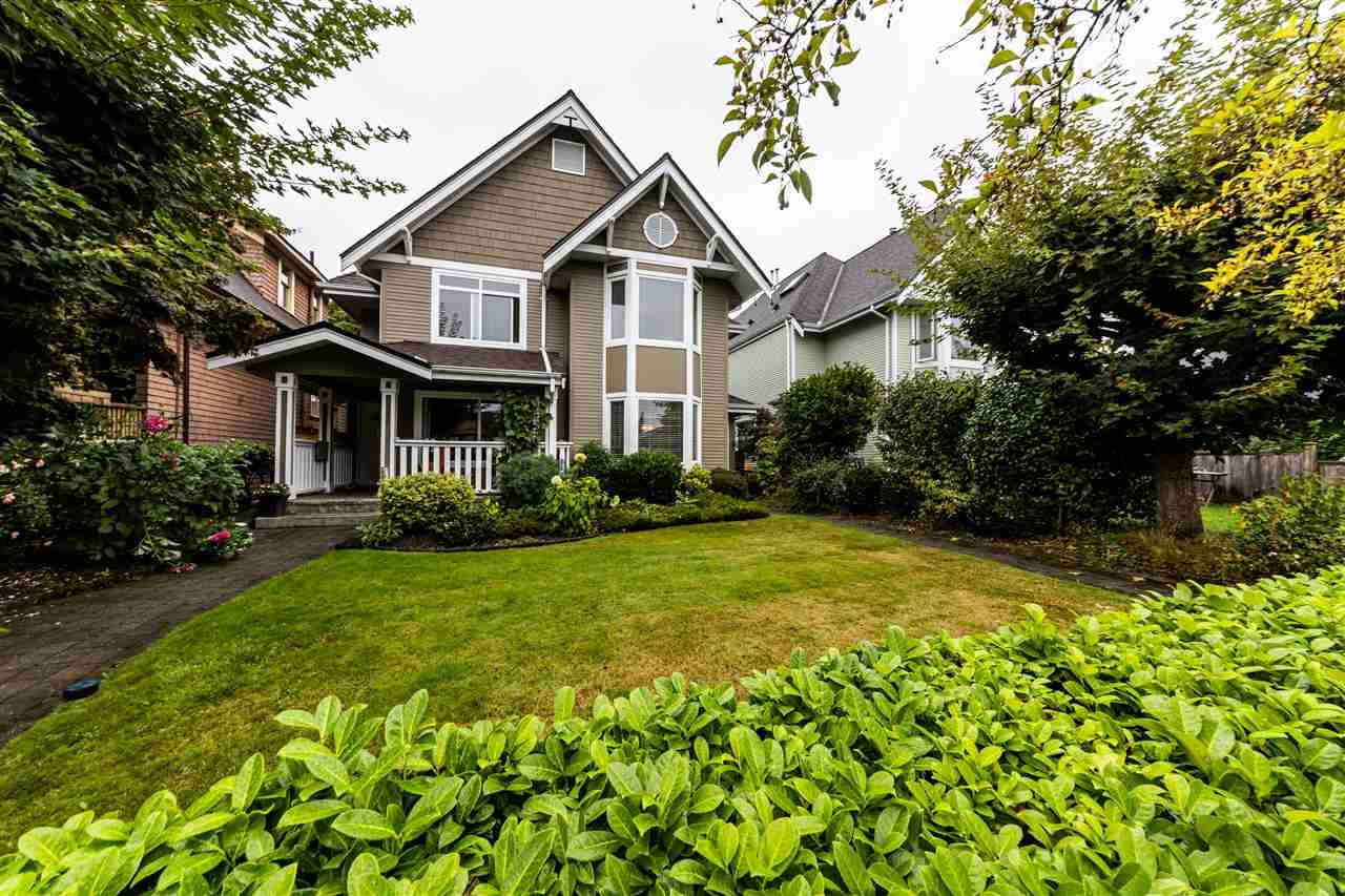 Main Photo: 262 10th Street in : Central Lonsdale Duplex for sale (North Vancouver)  : MLS®# r2499899