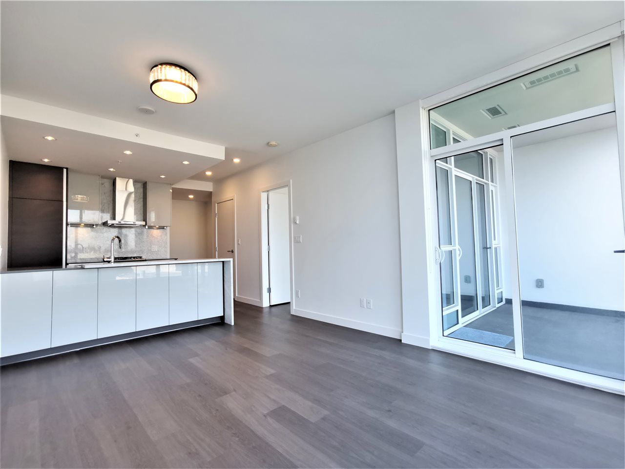 Main Photo: 911 4670 ASSEMBLY Way in Burnaby: Metrotown Condo for sale in "Station Square" (Burnaby South)  : MLS®# R2463447