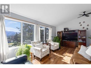 Photo 11: 6333 Forest Hill Drive in Peachland: House for sale : MLS®# 10307076