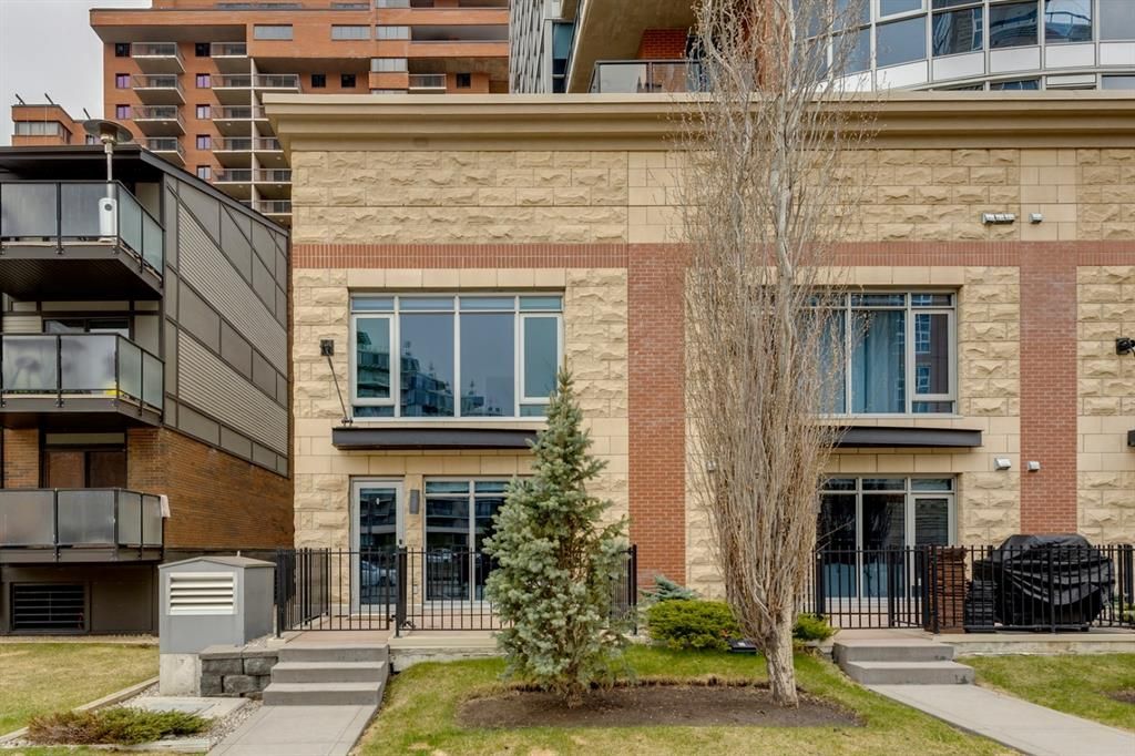 Main Photo: 729 2 Avenue SW in Calgary: Eau Claire Row/Townhouse for sale : MLS®# A1210985