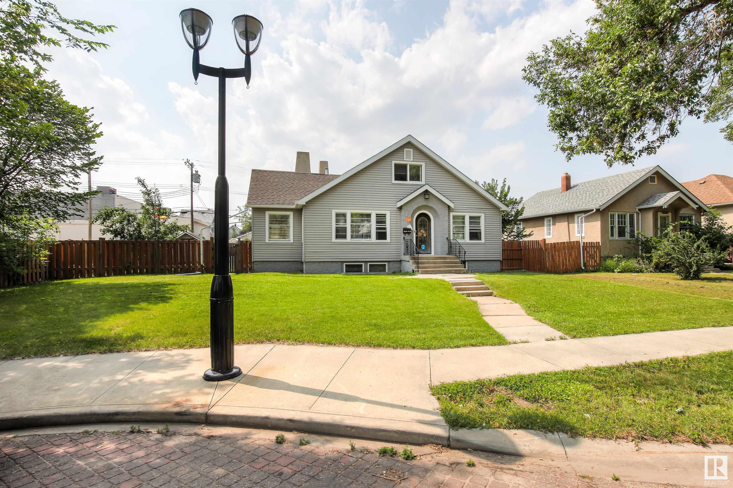 Main Photo: 11818 95 Street in Edmonton: Zone 05 House for sale : MLS®# E4361225