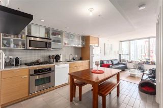 Photo 2: 2207 33 SMITHE Street in Vancouver: Yaletown Condo for sale in "COOPERS LOOKOUT" (Vancouver West)  : MLS®# R2106492
