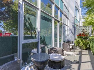 Photo 3: 403 BEACH Crescent in Vancouver: Yaletown Townhouse for sale (Vancouver West)  : MLS®# R2104256