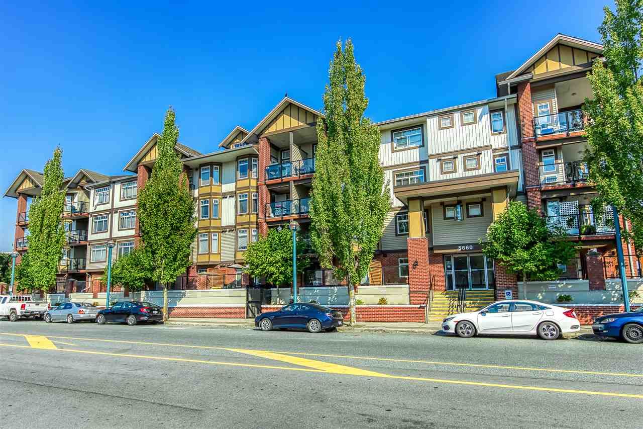 Main Photo: 147 5660 201A STREET Avenue in Langley: Langley City Condo for sale in "Paddington Station" : MLS®# R2495033
