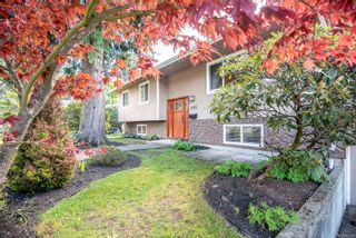 Photo 1: 465 Webb Pl in Colwood: Co Wishart South House for sale : MLS®# 902512