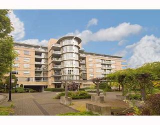 Photo 1: 313 2655 CRANBERRY Drive in Vancouver: Kitsilano Condo for sale in "NEW YORKER" (Vancouver West)  : MLS®# V671209