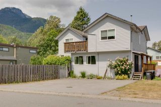 Photo 1: 1021 BROTHERS Place in Squamish: Northyards 1/2 Duplex for sale : MLS®# R2274720