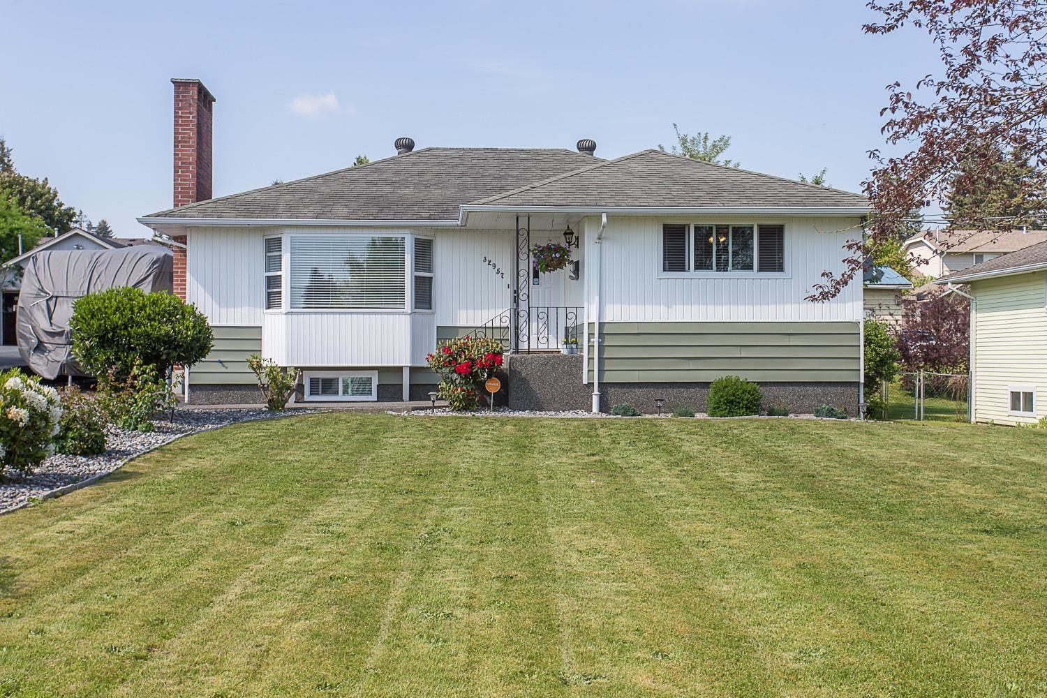 Main Photo: 32957 12 Avenue in Mission: Mission BC House for sale : MLS®# R2716899
