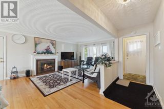 Photo 2: 70 CANTER BOULEVARD in Nepean: House for sale : MLS®# 1386790